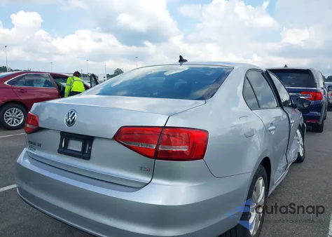 2015 Volkswagen Jetta 1.8T Se z USA, uszkodzony, nr VIN 3VWD17AJ4FM413010